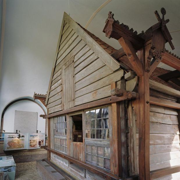 interieur buitenkant van het houten huis binnen het stenen huis - zaandam - 20341837 - rce